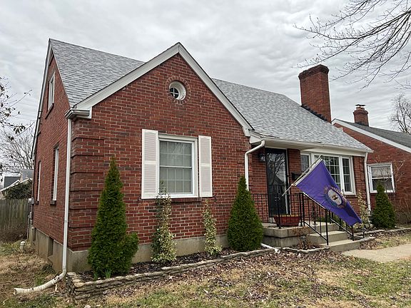 Front Side of House
(New energy saver roof)
(That is a Commonwealth of KY Flag)