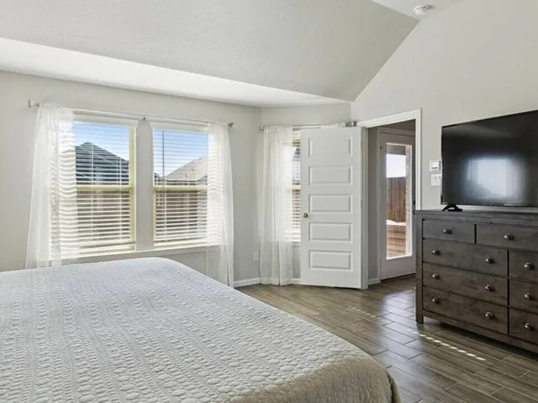 425 Waterman Ave — Photo 13