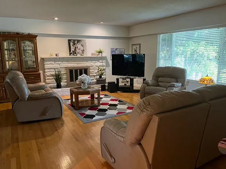 4863 Cedar Cres #UPPER — Photo 5