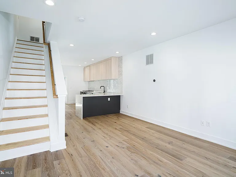 1532 Catharine St — Photo 6