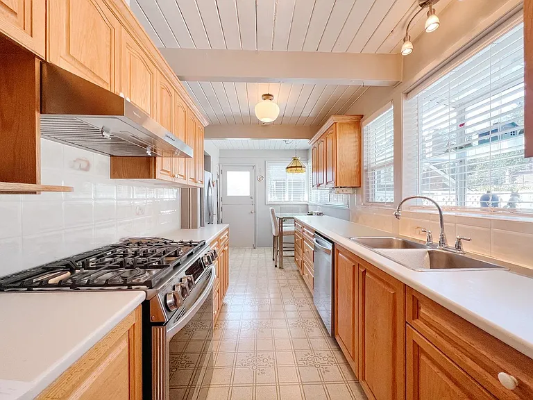 3190 Royal Ave — Photo 10