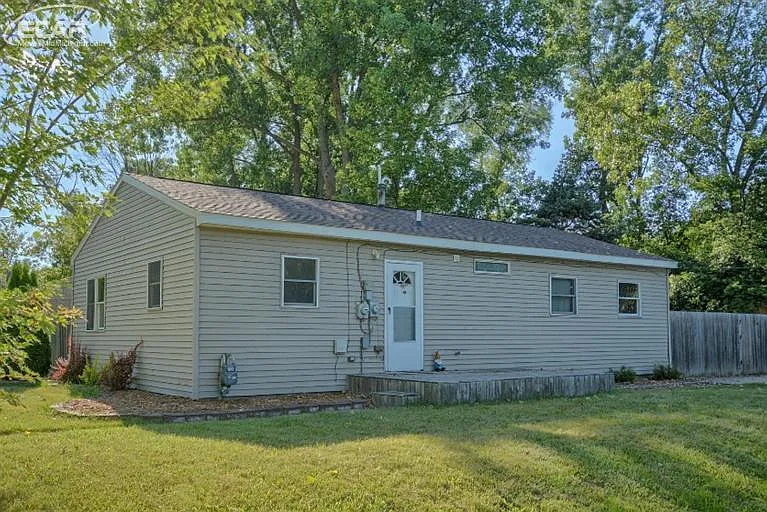 1692 Michael St photo 1