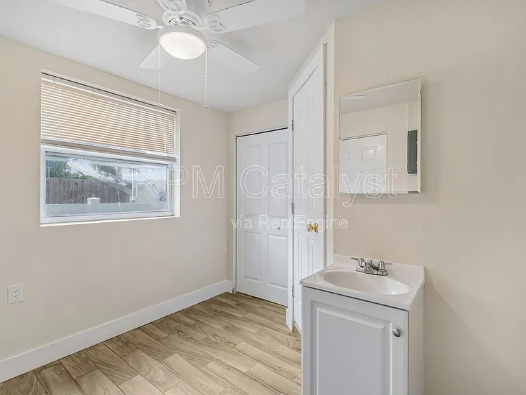 6905 1/2 N Duncan Ave #A — Photo 8