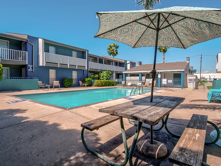 Bay Bluff Apartments — Photo 18
