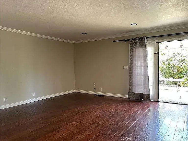 1049 Evergreen Ct — Photo 8