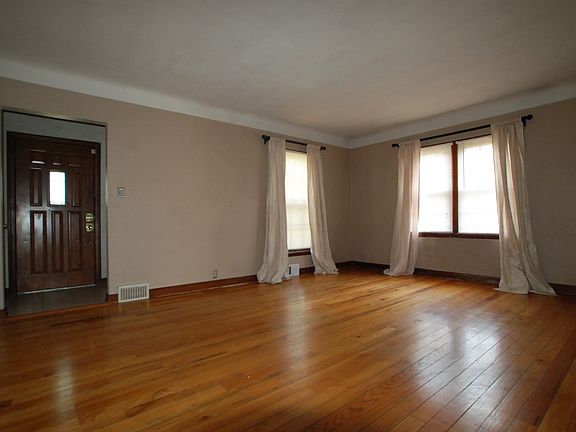 2nd image of 990 Rose Ave E