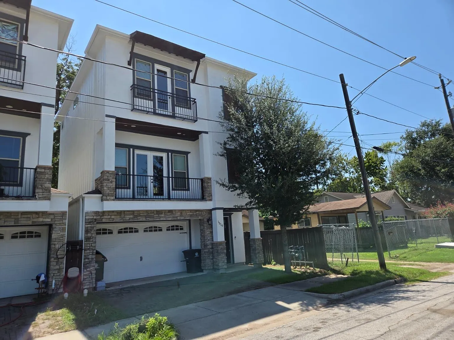 3 bed, 3.5 bath, 2158 sqft, $2,400 — Photo 2