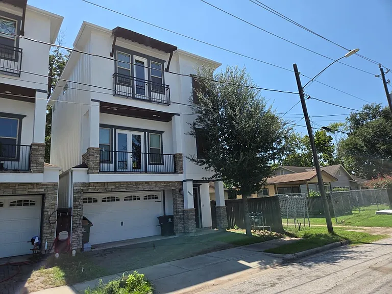 1516 Amundsen St — Photo 2