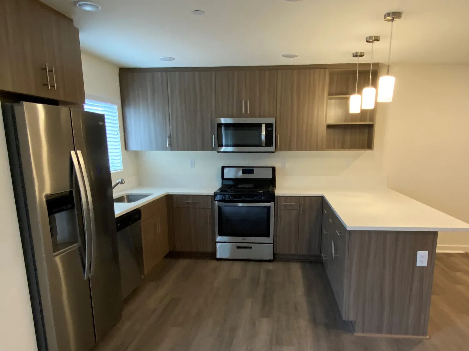 2 bed, 2.5 bath, 1300 sqft, $3,400 — Photo 2