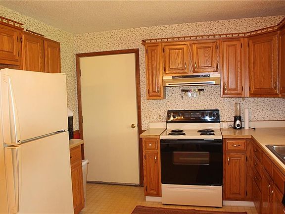 3rd image of 373 Laurie Ln