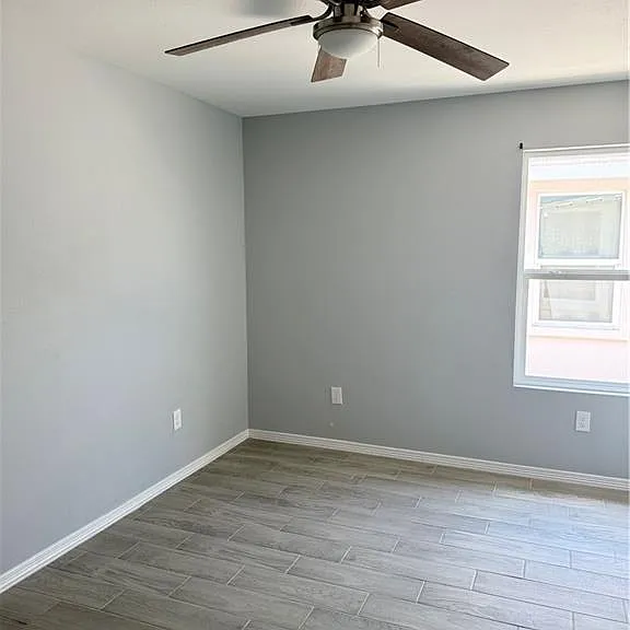 436 E Acacia St — Photo 4