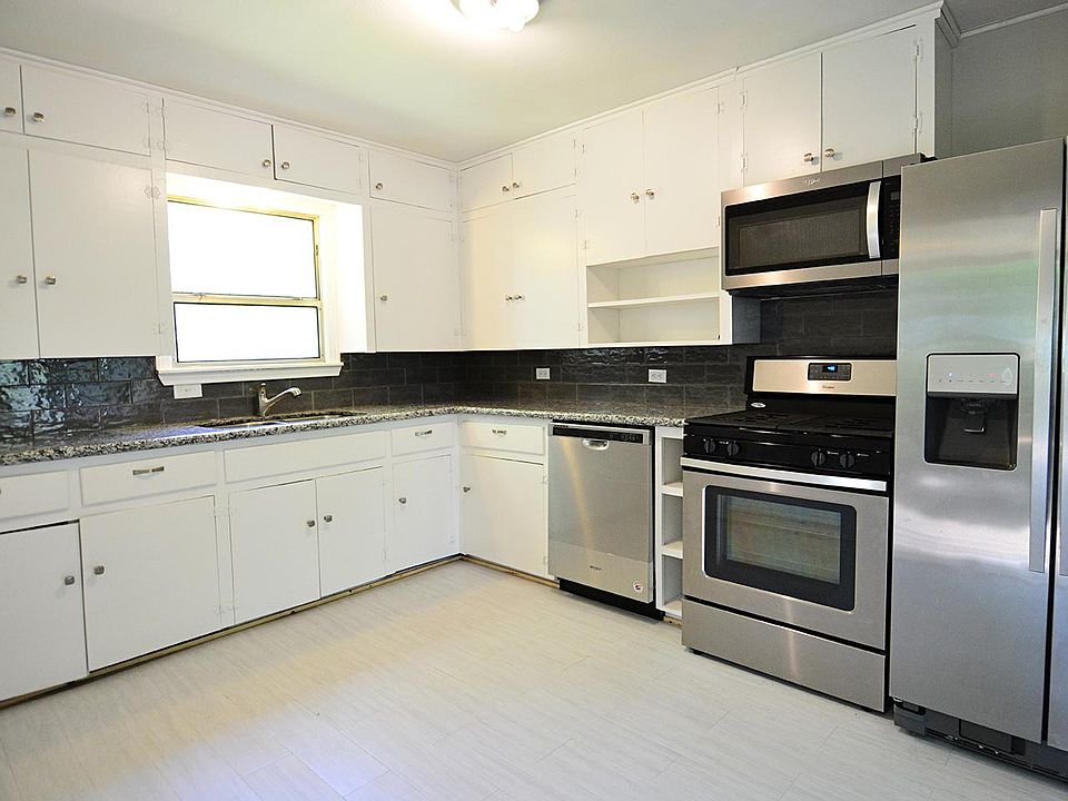 Granite & Stainless Appliances