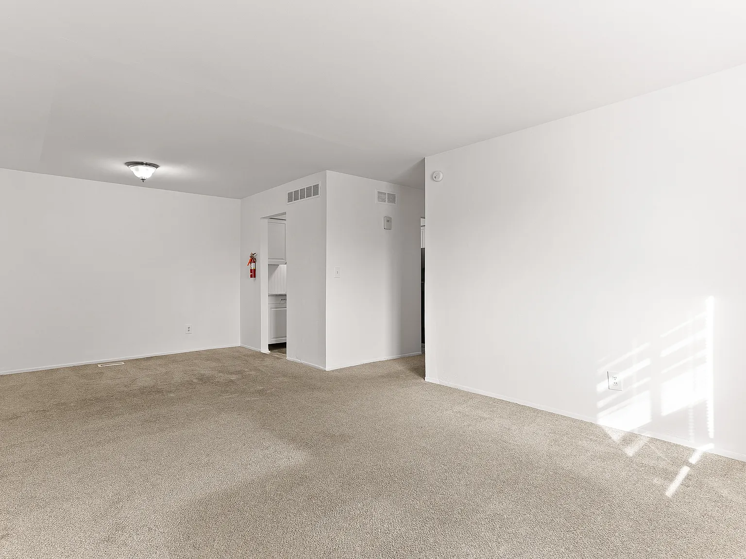 3 bed, 950 sqft, $1,799 — Photo 4