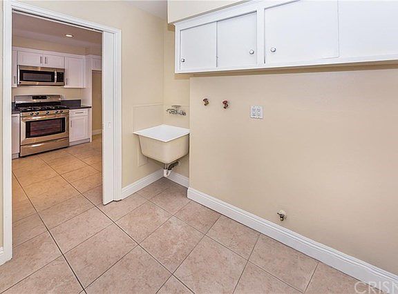 4th image of 6460 Woodlake Ave