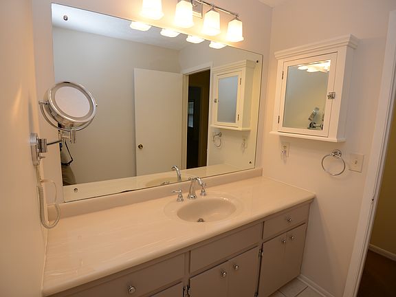 5th image of 277 Robinhood Dr