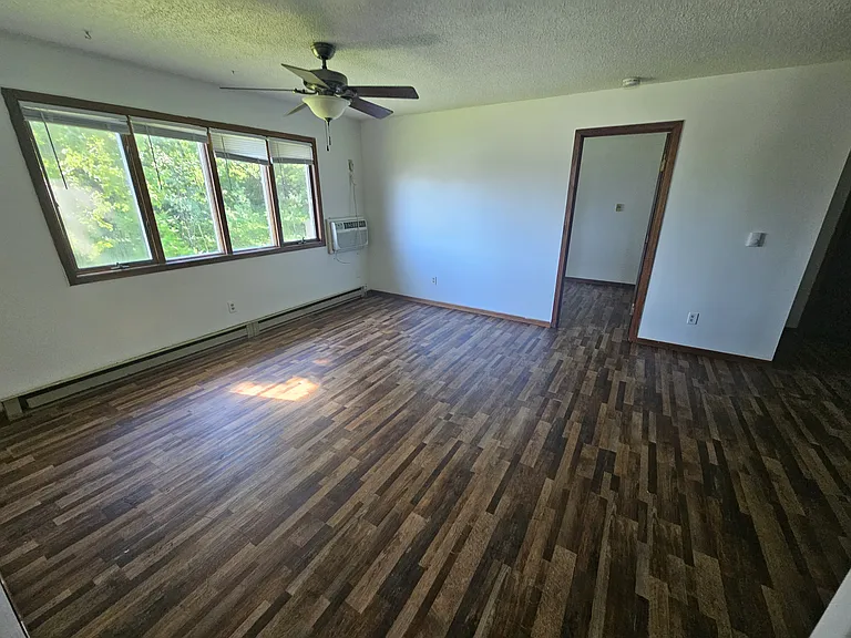 1097 Oakview Dr — Photo 6