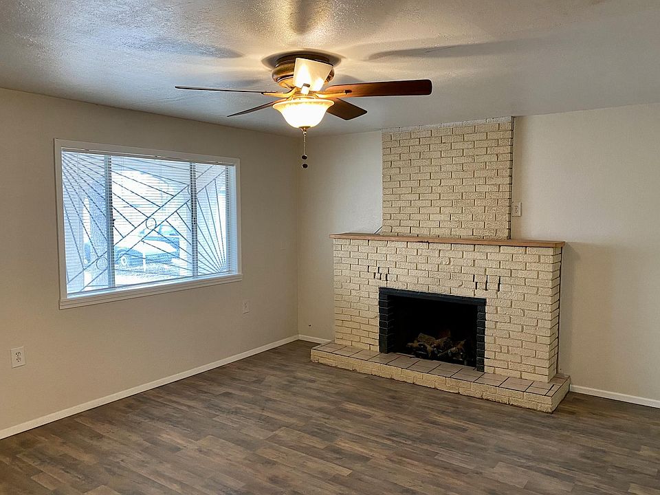 Living Room w/ working fireplace
