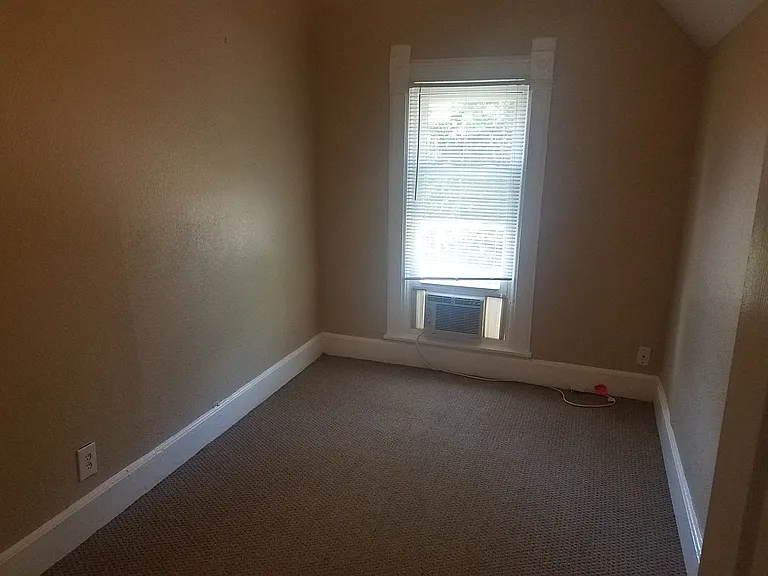 916 N Hill St — Photo 16