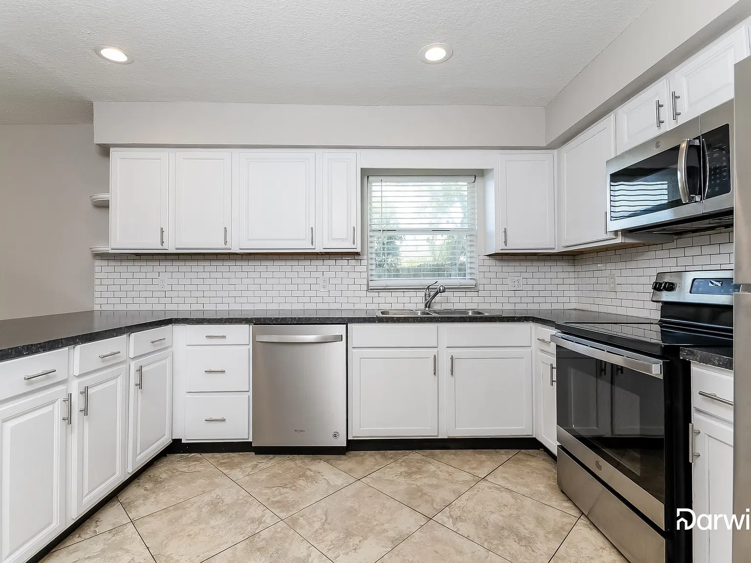 3 bed, 2.0 bath, 1297 sqft, $1,985 — Photo 2