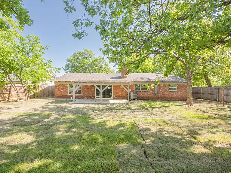 2716 Carlton Way — Photo 8