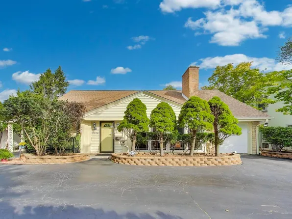 3226 Sprucewood Rd, Wilmette, IL 60091
