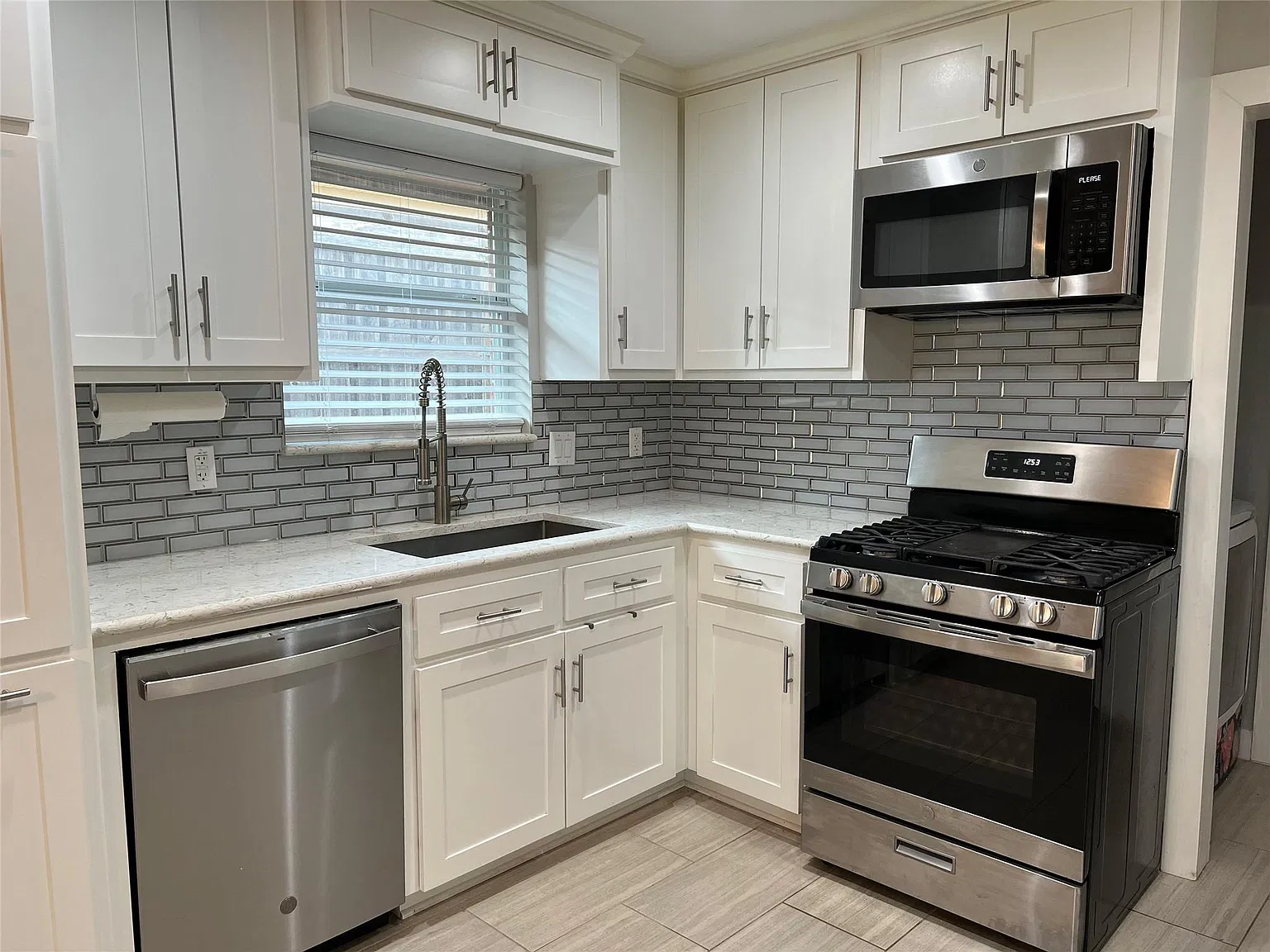 3 bed, 1361 sqft, $2,200 — Photo 4