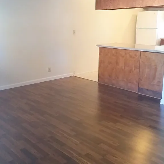 985 Salem St — Photo 6