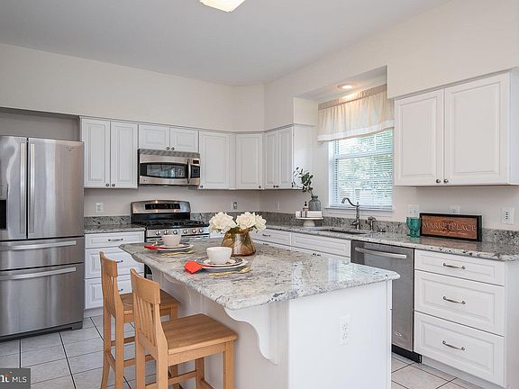 4th image of 27 Westhampton Ct