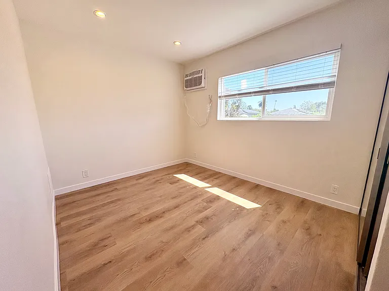 655 Westminster Ave #11 — Photo 11