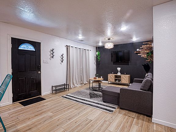 4th image of 3305 Swan St
