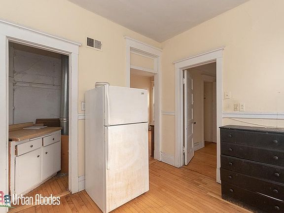 4th image of 639 W Oakdale Ave #41701