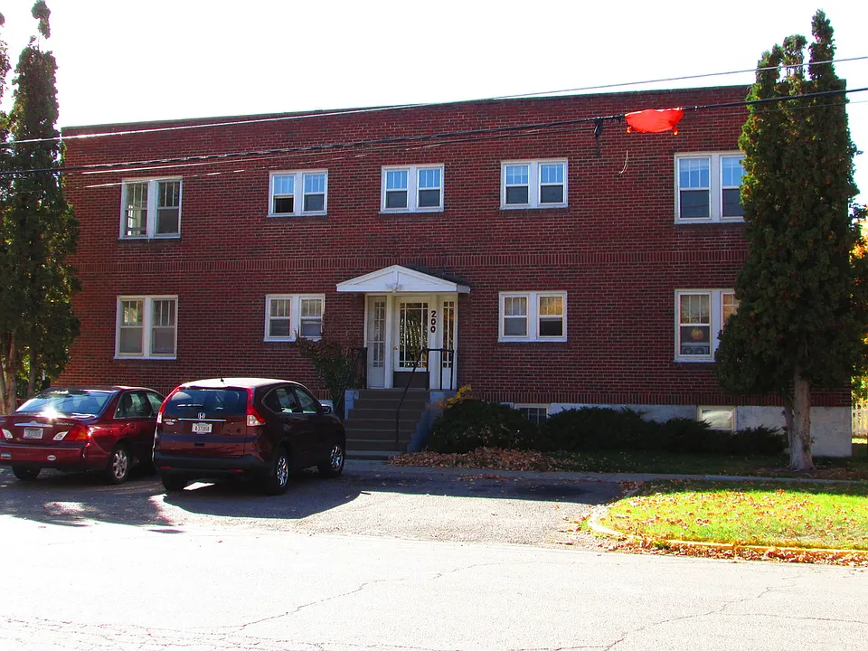 200 Woodford St
