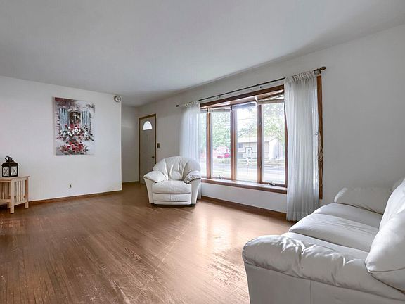 4th image of 2021 English St N
