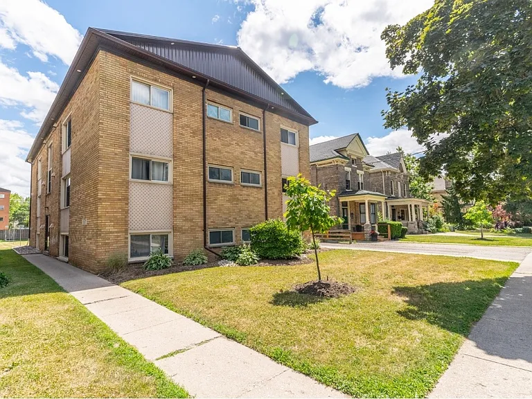 383 Princess Ave #1 — Photo 15
