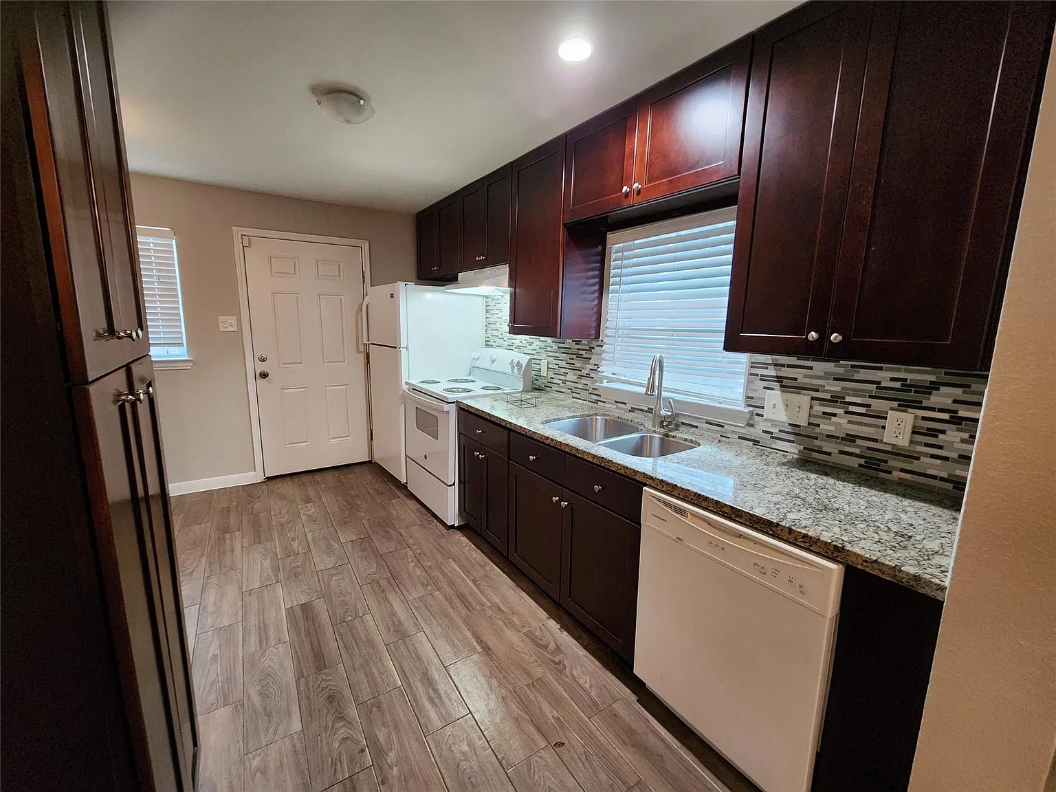 2 bed, 1.0 bath, 672 sqft, $900 — Photo 4