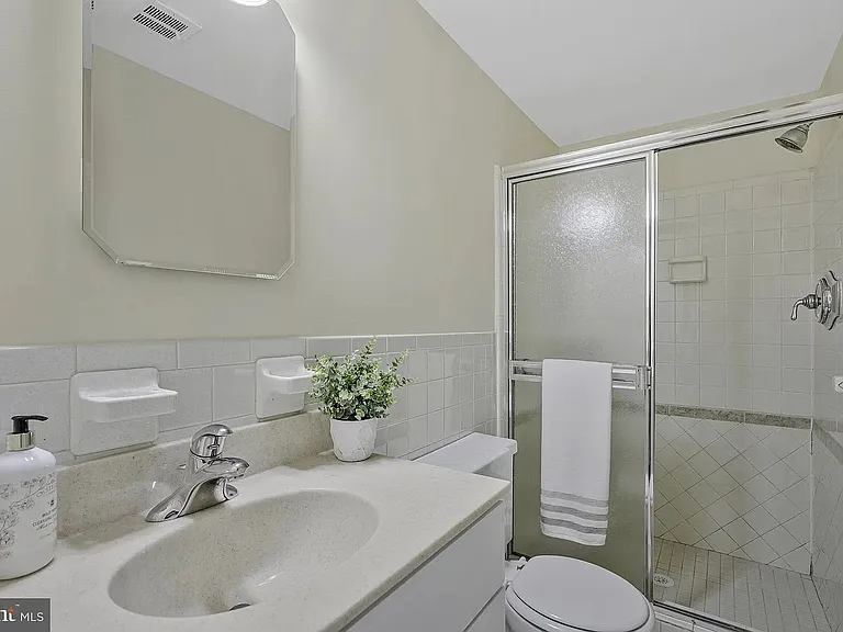 8009 Lewinsville Rd — Photo 25