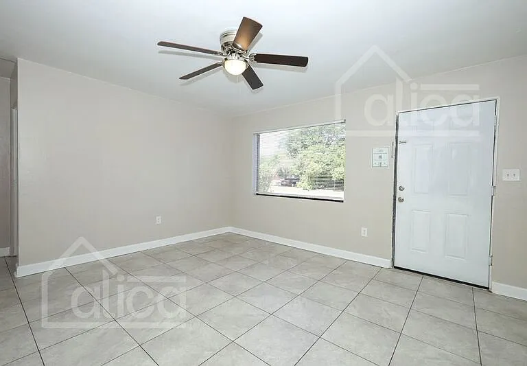 3810 Thompson St — Photo 4