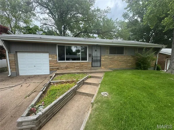 2415 Castle Dr, Saint Louis, MO 63136