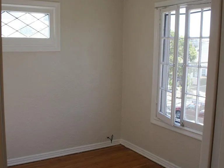 1172 N Ardmore Ave — Photo 10