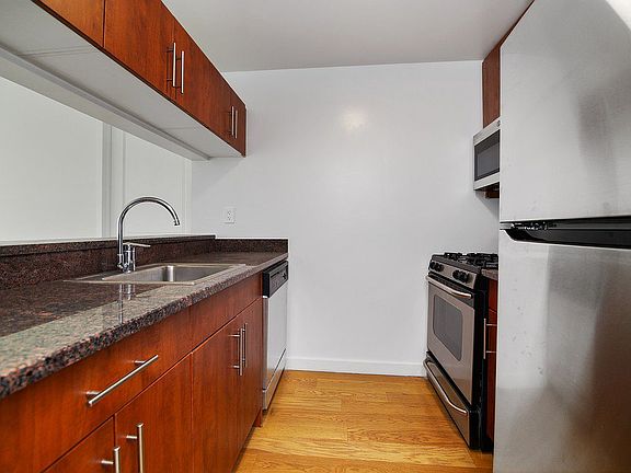 3rd image of 260 W 54th St APT 15G