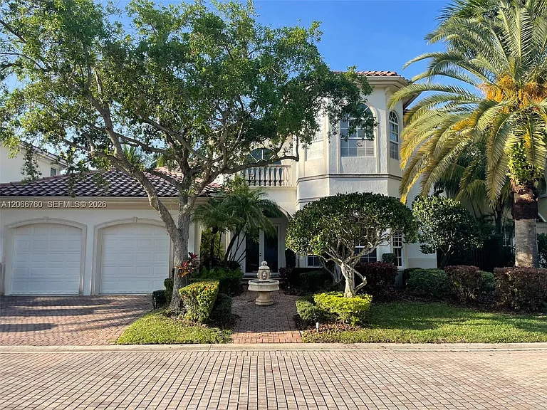 891 Captiva Dr — Photo 2