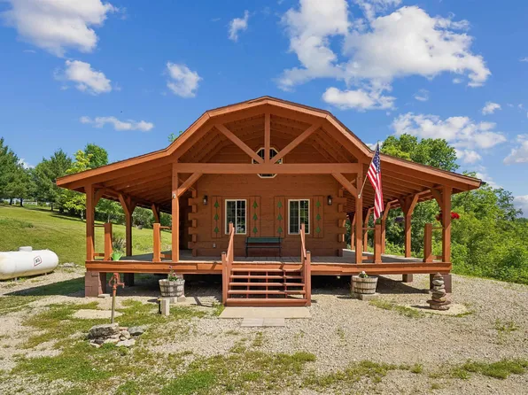 1864 Trophy Run Ln, Harpers Ferry, IA 52146