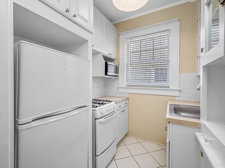 2115 W Hills Ave — Photo 24