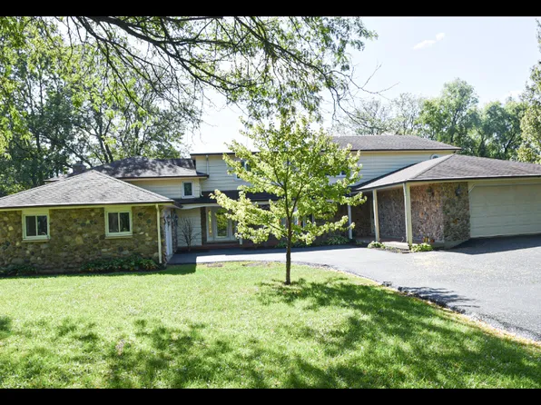 1430 Greenbrier Dr, Libertyville, IL 60048