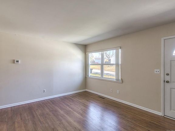 5th image of 413 N Moccasin Pl