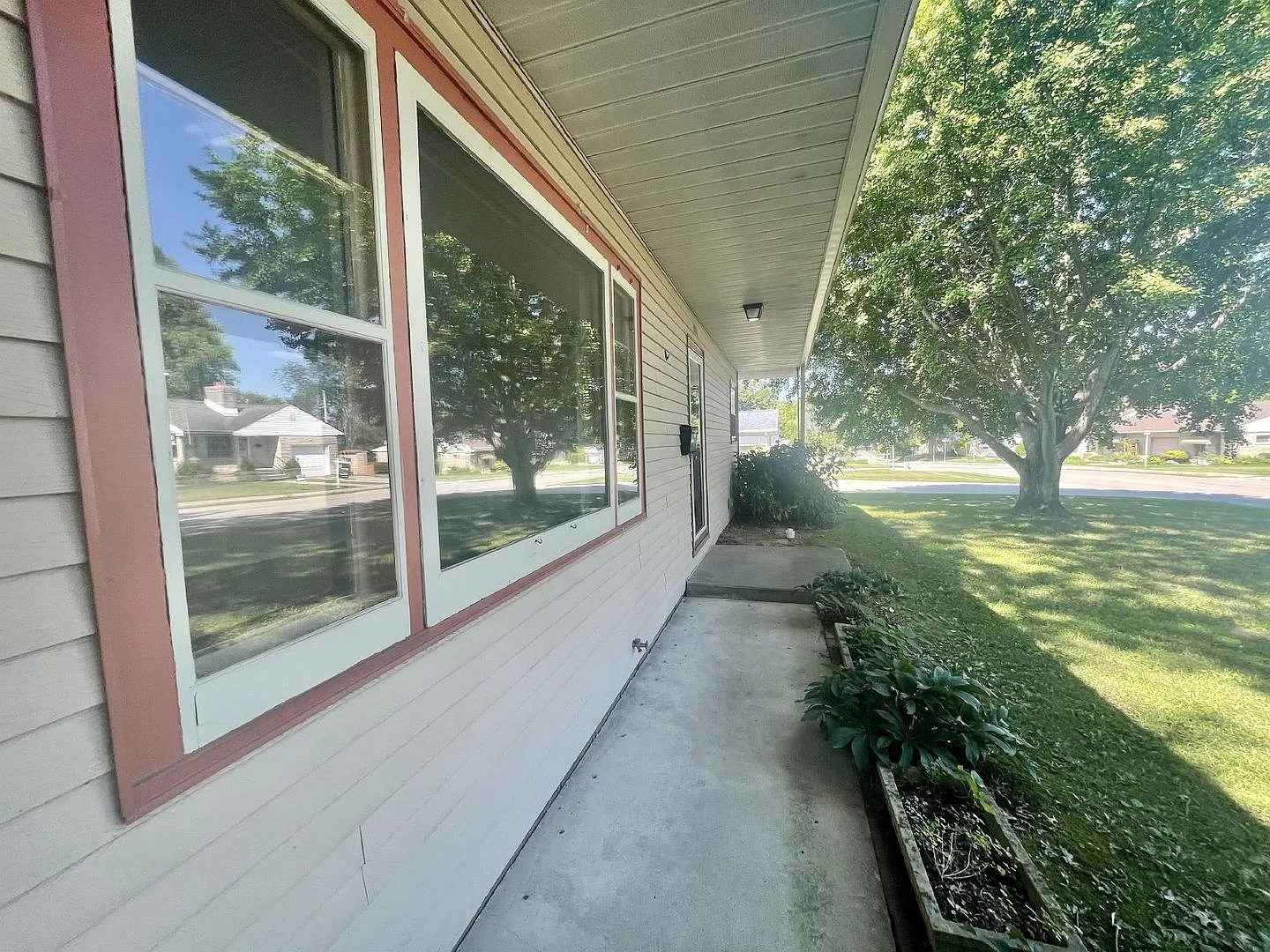 1822 E. 2nd St. — Photo 4