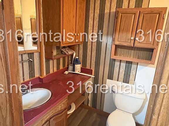 4th image of 420 E 6th St