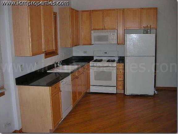 3rd image of 1326 W Diversey Pkwy #11