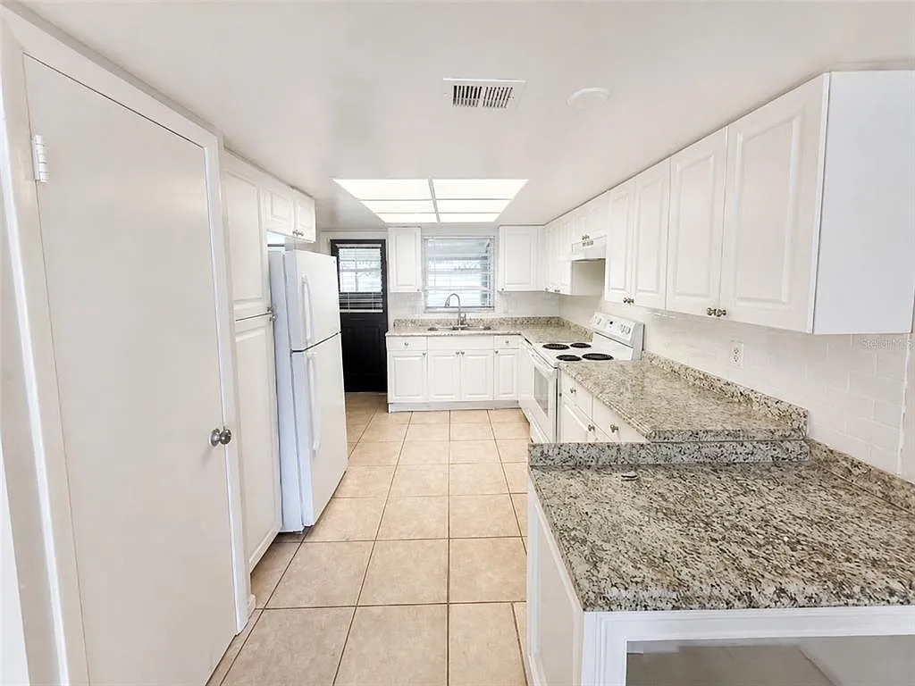 4 bed, 2.0 bath, 1849 sqft, $2,700 — Photo 2