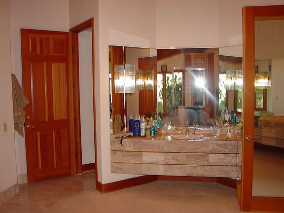 Main bathroom 
